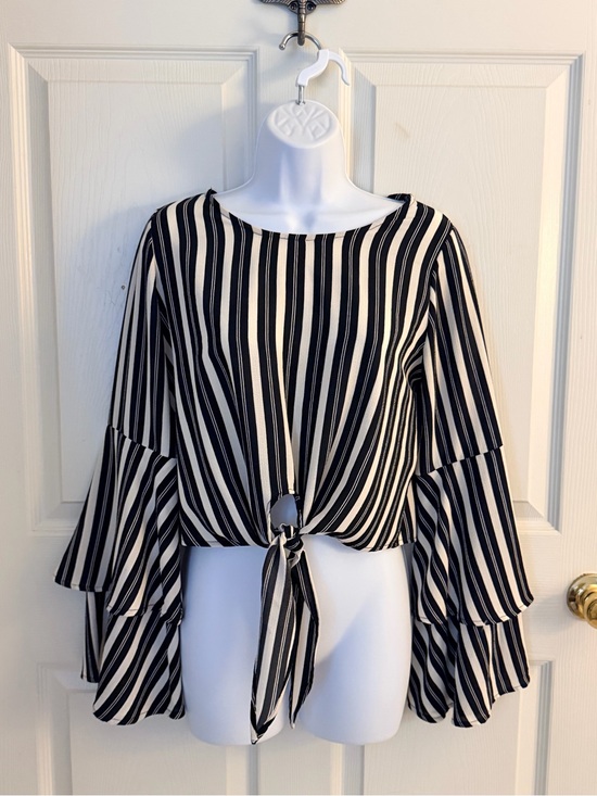 Altar'd State Tops - Altar’d State cropped blouse Size XS Flared bell bottom sleeves